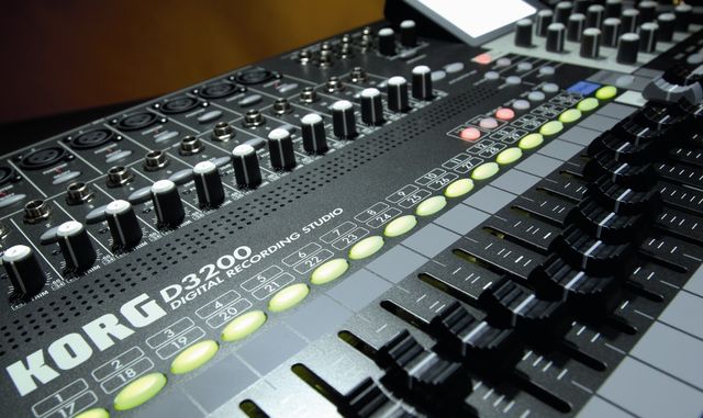 blank The D3200 can store 120 hours of single track audio on its 40GB hard drive